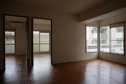 室内はリビングルーム＋２部屋。南と西から気持ちよく自然光が差し込みます。