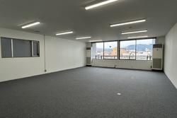 東の窓から山並みが望めます