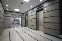 1階エントランスホール。EVは2基。