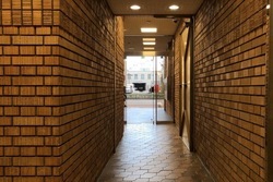 エントランスは温かみのあるタイル貼り