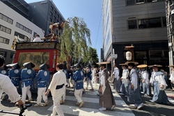 後祭の巡行。四条烏丸界隈は各所で遭遇できます！