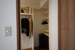 リビングからクローゼットへ。個室側の逆側からもアクセス可能。