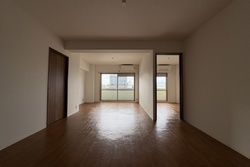 現在照明はついていませんが、南向きの明るいお部屋です。真ん中に広いリビングがあり、両サイドに小部屋が2部屋。クローゼット付きのお部屋と、ウォークインクローゼット付きのお部屋となっています。