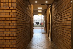 エントランスは落ち着いたタイル貼り