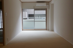 新しく全面カーペットタイルを敷いています。ヴィンテージマンションを活かし、落ち着いた雰囲気のリビング。