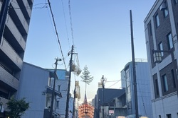 ご近所の鷹山。梅雨明けの夕暮れの空と提灯の灯りが素敵です〜