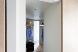 Photo by Mai NARITA / Interior coordinate by Naomi KOZAI　※クローゼットの大きさは同じですが、別のお部屋の写真です。