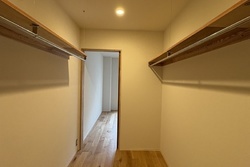 ウォークスルークローゼット。リビング・小部屋からの２方向からアクセス可能。