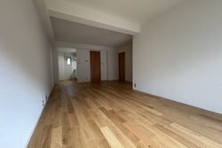 フローリングに白壁。大きめのリビングと８畳の小部屋の構成です。大容量のウォークスルークローゼットには、リビングからも小部屋からも入れます。