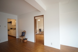 リビングからもう一つの個室＆キッチンの眺め。